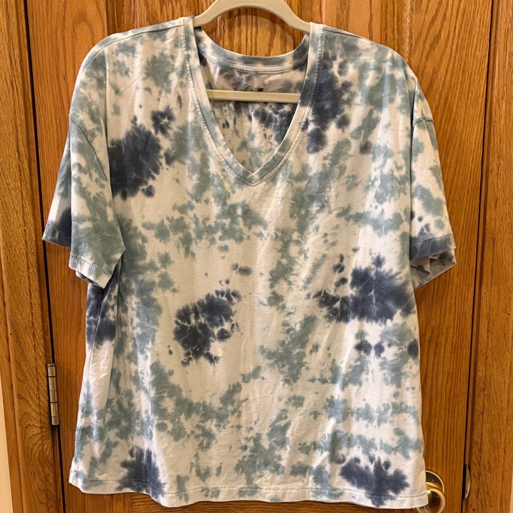 Natural Reflections Blue and White Tie-Dye V-Neck Short Sleeve Top